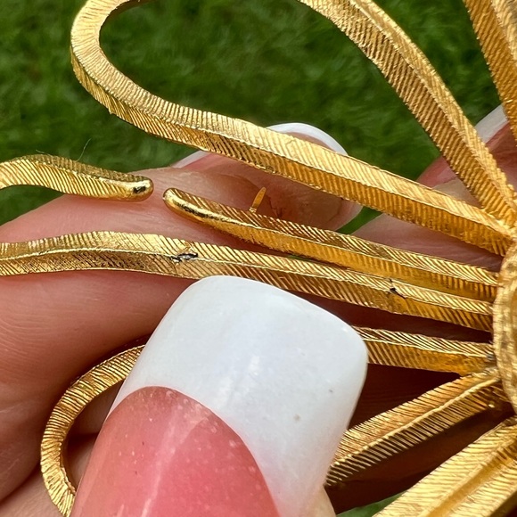 Vintage Large Unsigned Coro Brushed Gold-Tone Flower Daisy Open Work Brooch - Picture 17 of 17